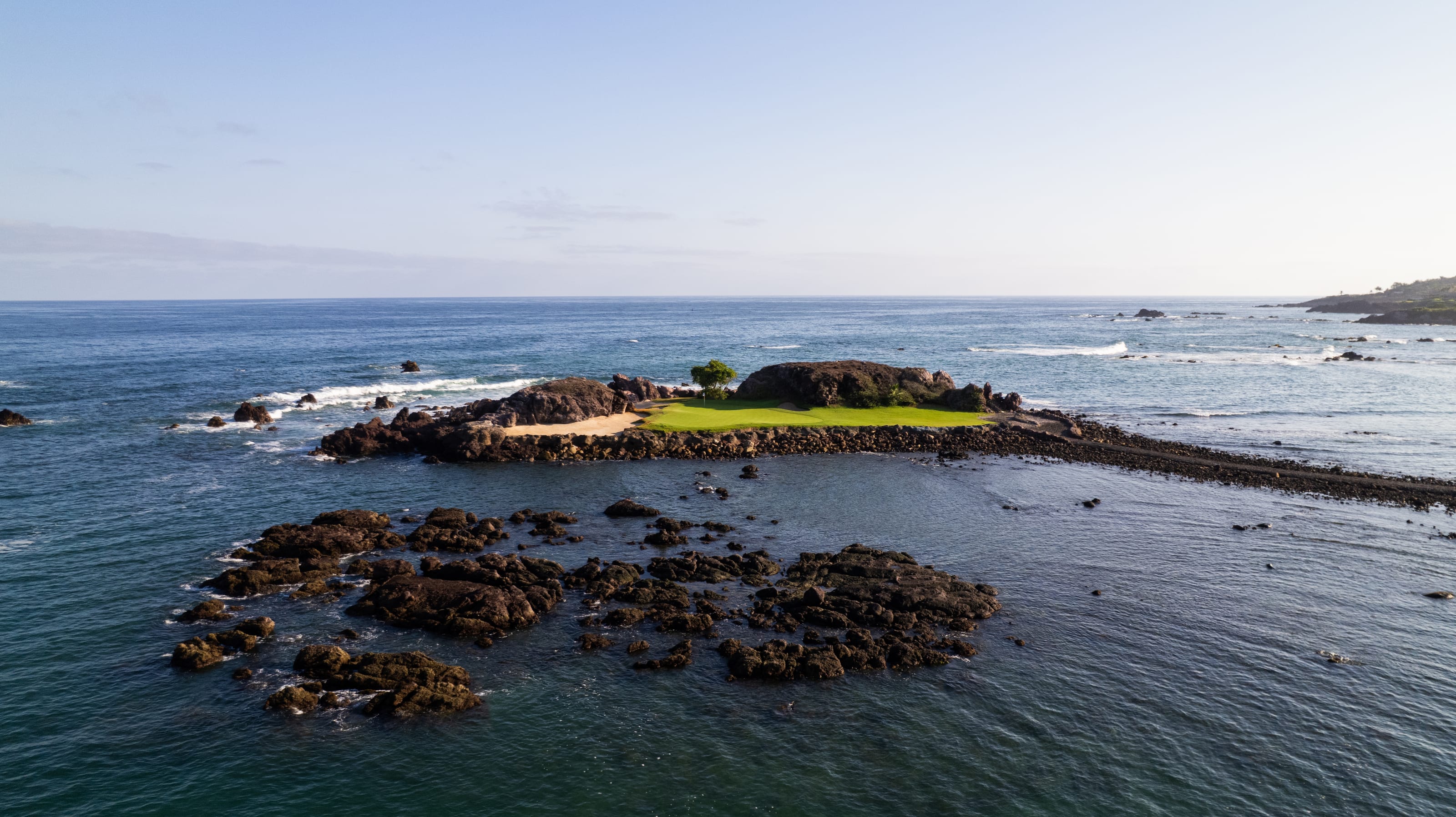 Punta Mita Pacífico: The Tail of the Whale: the natural island green of hole 3B