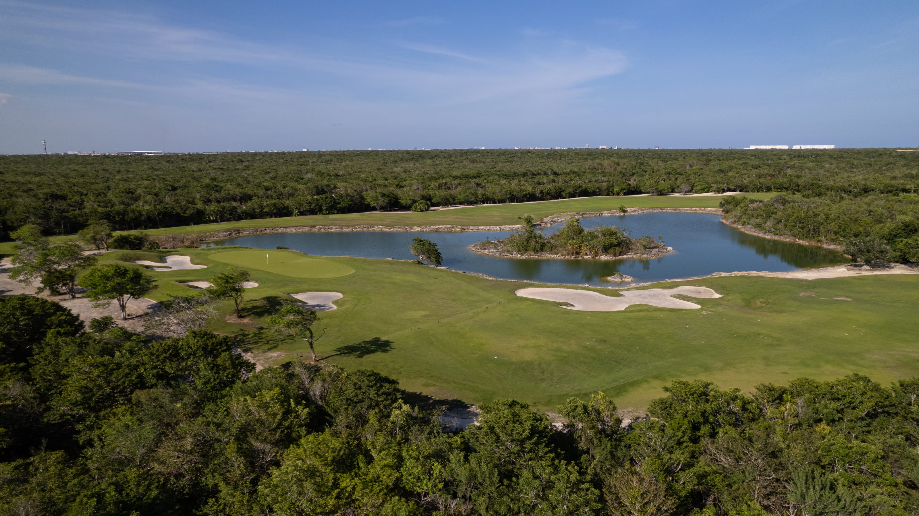 El Tinto: A green guarded by sand and one of the five lakes, from the air
